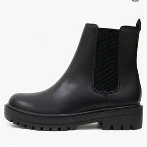 Black Chelsea boot